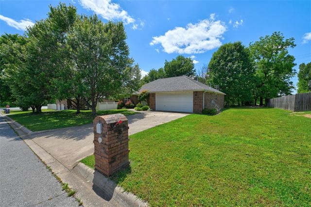 340 E Beca Lane, Prairie Grove, AR 72753