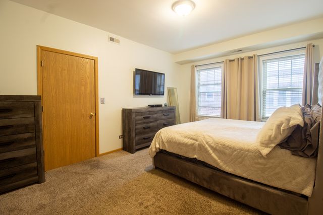 2335 E 70th Place 205, Chicago, IL 60649