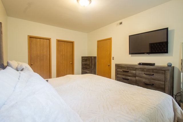 2335 E 70th Place 205, Chicago, IL 60649