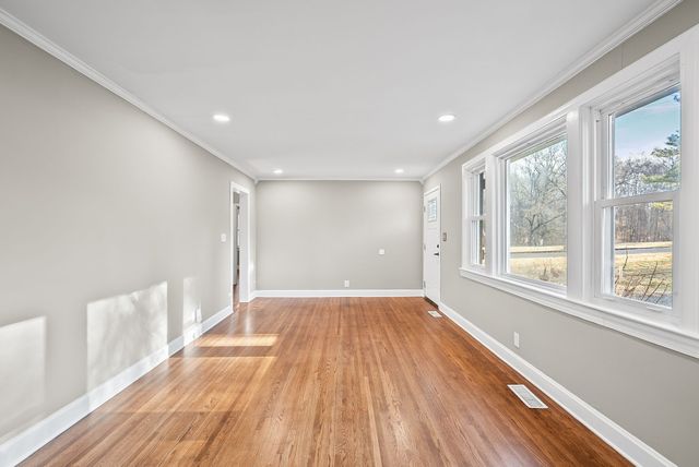 1690 Valley Rd, Clarksville, TN 37043