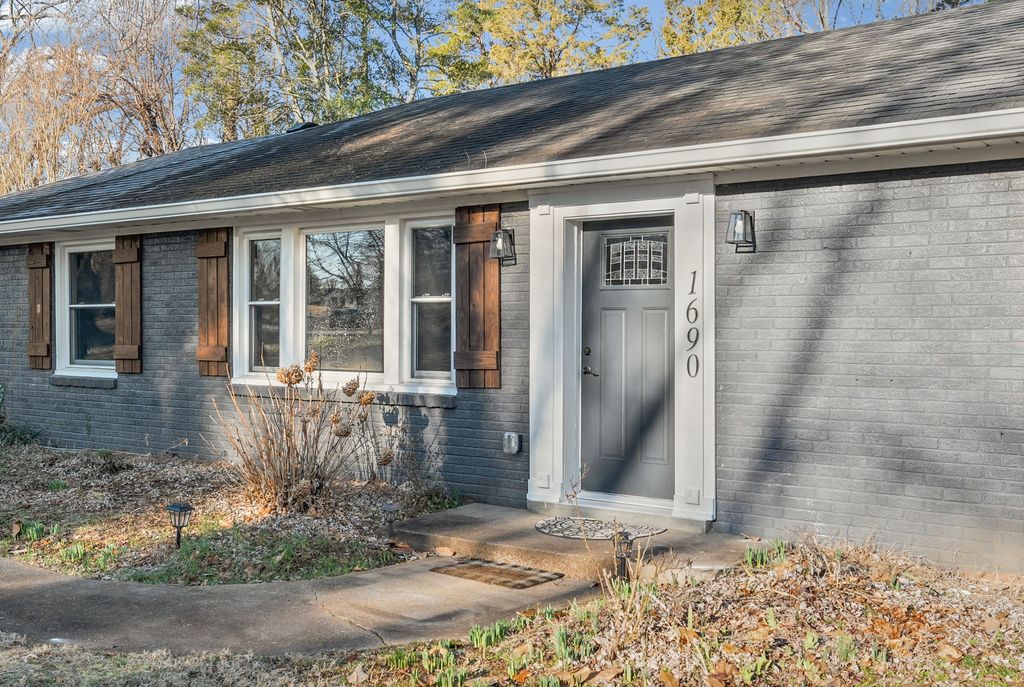 1690 Valley Rd, Clarksville, TN 37043