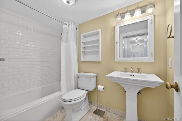 4 Parkview Terrace 1, Huntington, NY 11743