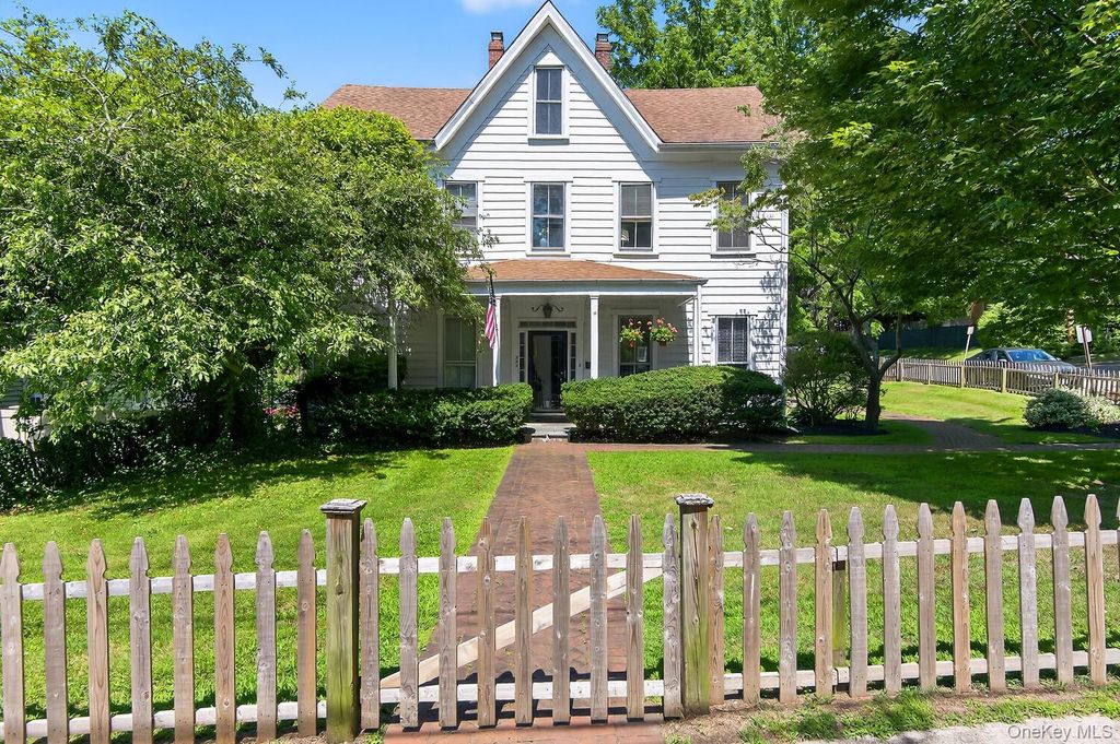 4 Parkview Terrace 1, Huntington, NY 11743