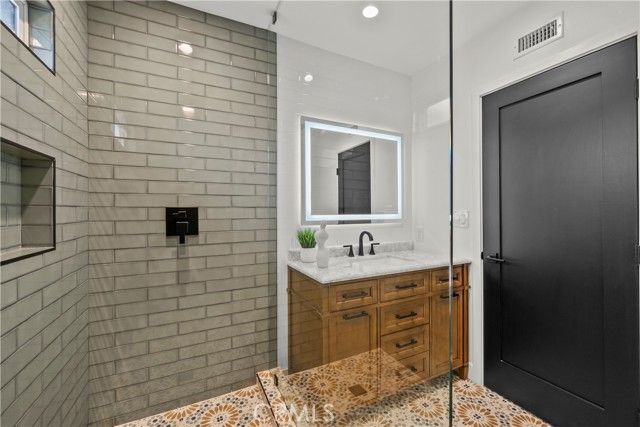 6902 Lasaine Avenue, Los Angeles, CA 91406