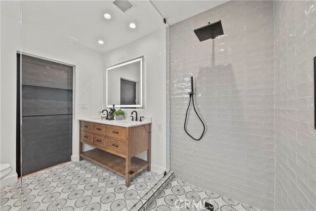 6902 Lasaine Avenue, Los Angeles, CA 91406