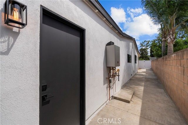 6902 Lasaine Avenue, Los Angeles, CA 91406