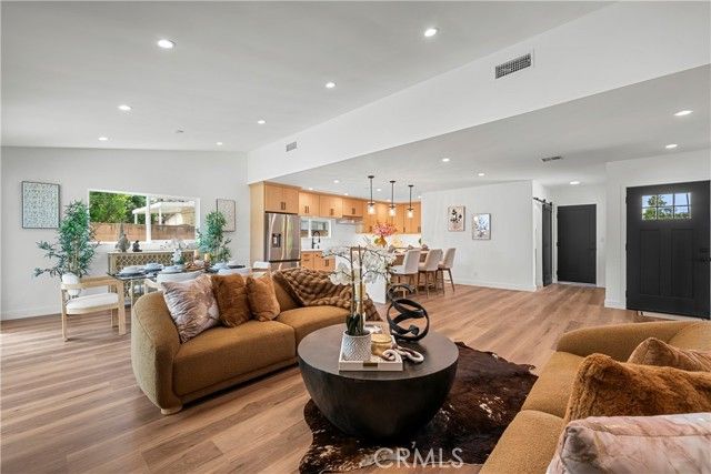 6902 Lasaine Avenue, Los Angeles, CA 91406