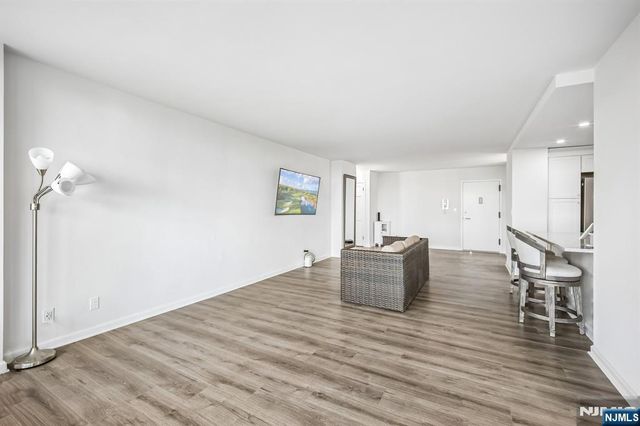 1 Claridge Drive 726, Verona, NJ 07044