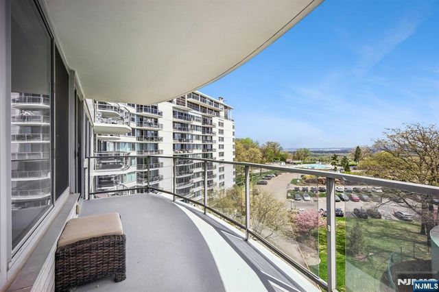 1 Claridge Drive 726, Verona, NJ 07044