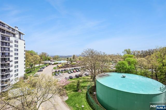 1 Claridge Drive 726, Verona, NJ 07044