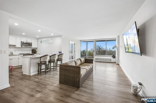 1 Claridge Drive 726, Verona, NJ 07044