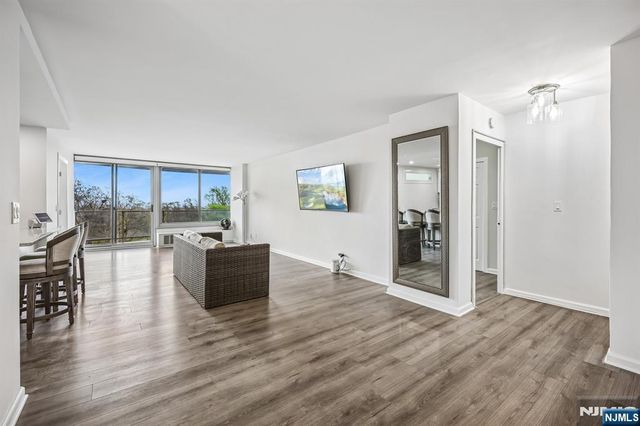 1 Claridge Drive 726, Verona, NJ 07044