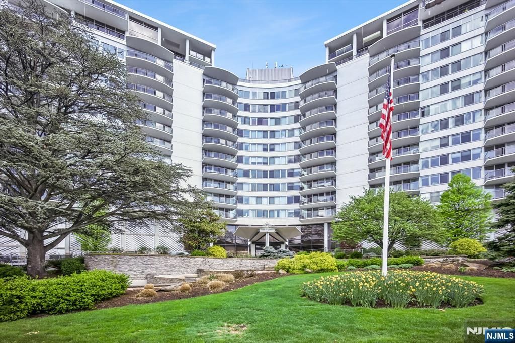 1 Claridge Drive 726, Verona, NJ 07044