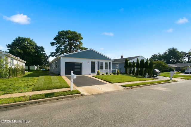 4 Pebble Beach Court, Toms River, NJ 08757