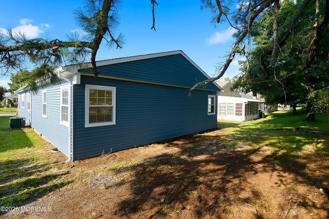 4 Pebble Beach Court, Toms River, NJ 08757
