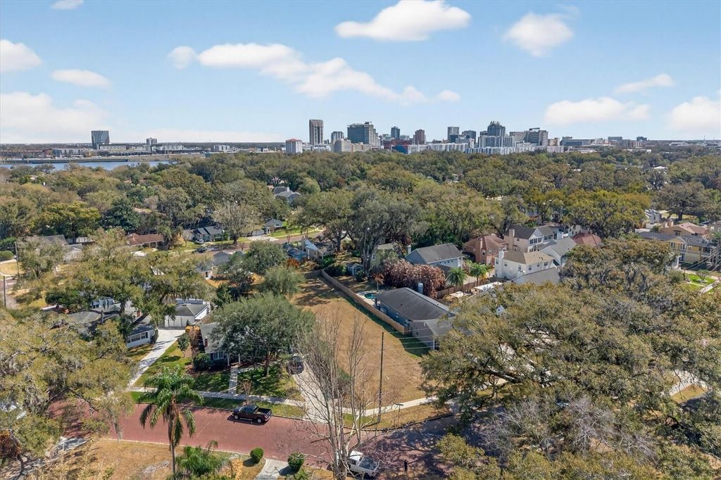 Image 11 of property listing at 919 ELLWOOD AVENUE, Orlando, FL 32804