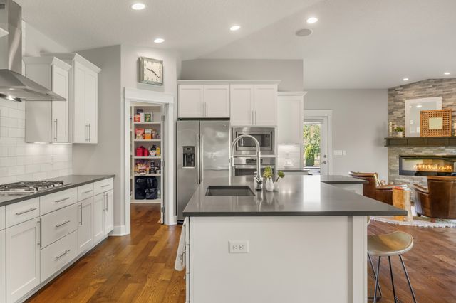 7906 NW 104th Court, Johnston, IA 50131