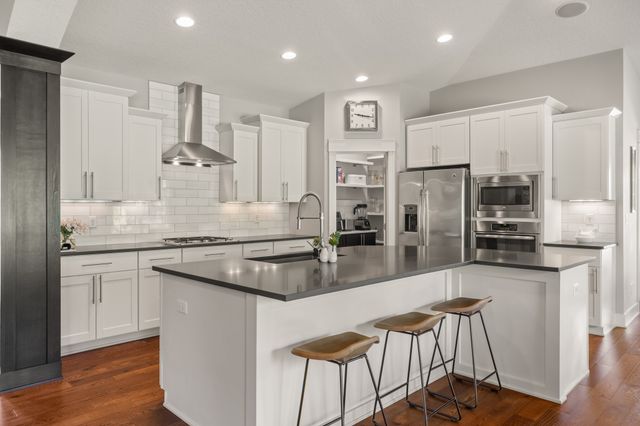 7906 NW 104th Court, Johnston, IA 50131