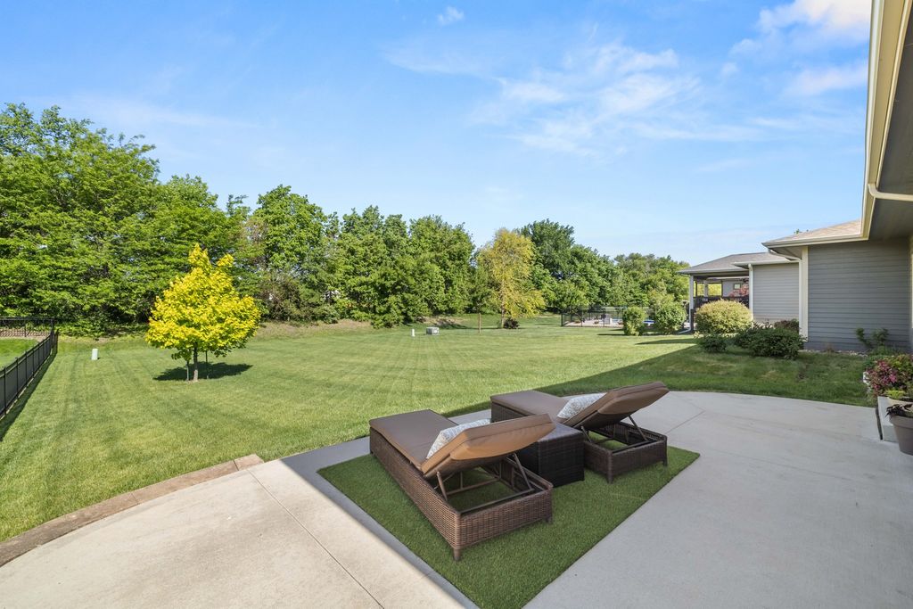 7906 NW 104th Court, Johnston, IA 50131