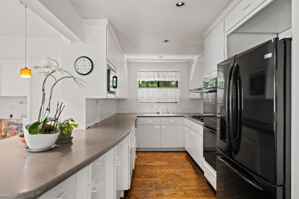 Image 14 of property listing at 225 Coleridge Avenue, Palo Alto, CA 94301