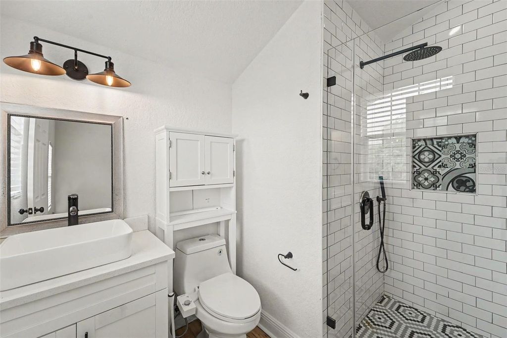 Image 11 of property listing at 800 E GENESEE STREET, Tampa, FL 33603
