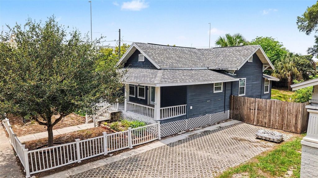Image 23 of property listing at 800 E GENESEE STREET, Tampa, FL 33603