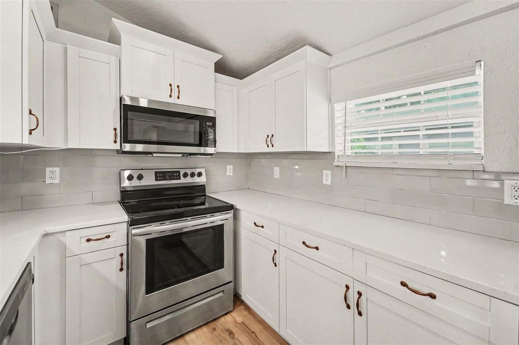 Image 8 of property listing at 800 E GENESEE STREET, Tampa, FL 33603
