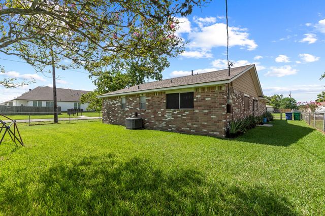 200 Austin Street, Angleton, TX 77515
