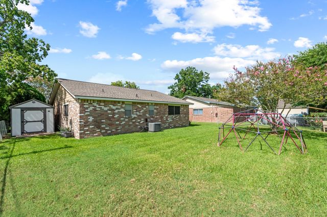 200 Austin Street, Angleton, TX 77515