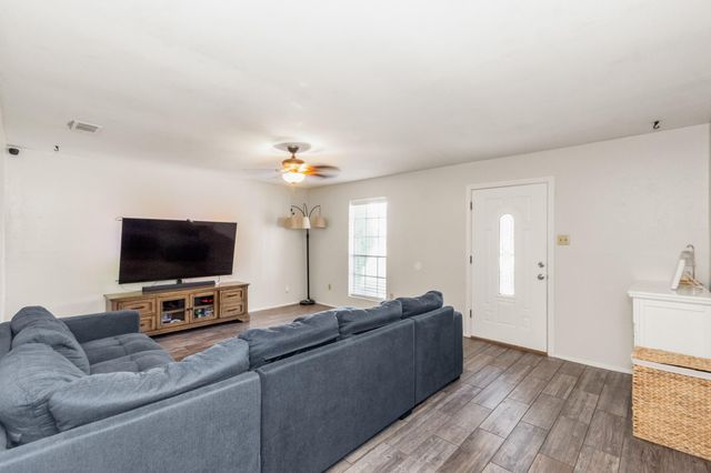 200 Austin Street, Angleton, TX 77515