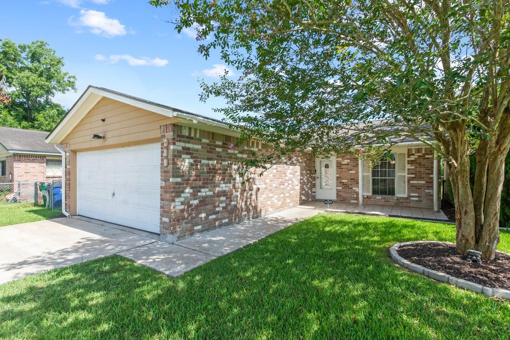 200 Austin Street, Angleton, TX 77515
