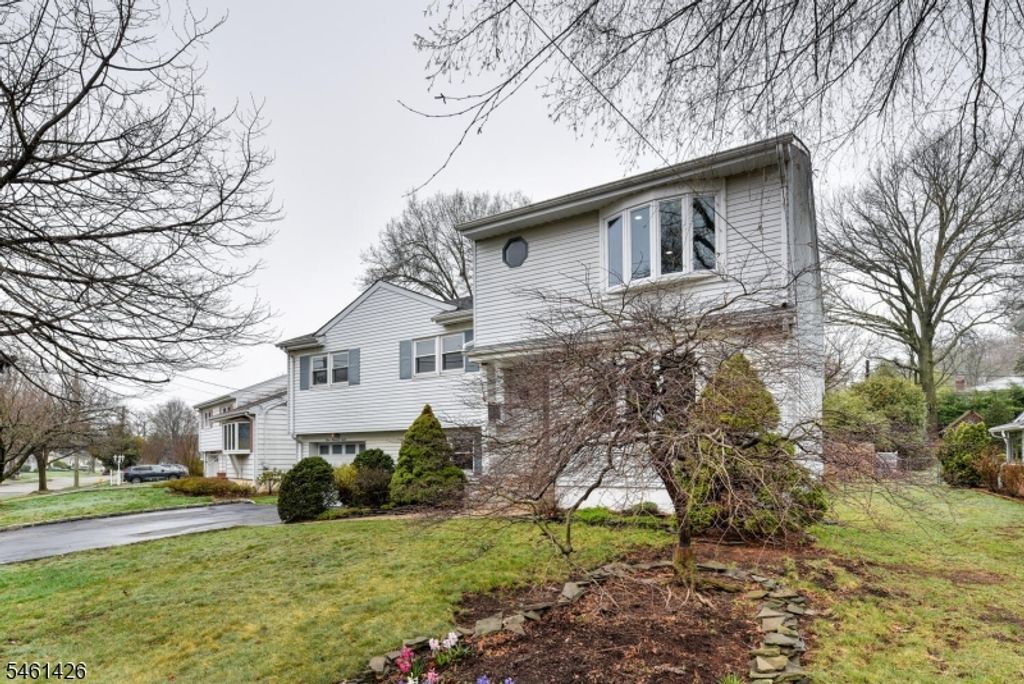 108 Golf Rd, Bloomfield Twp., NJ 07003 — photo 2