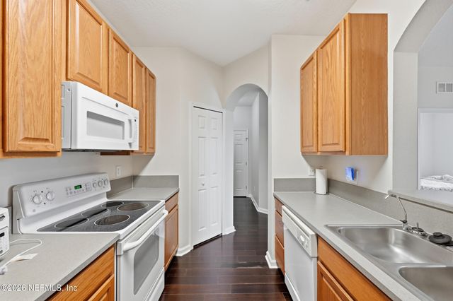 7801 POINT MEADOWS Drive 1402, Jacksonville, FL 32256