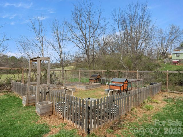 83 Church Street, Weaverville, NC 28787