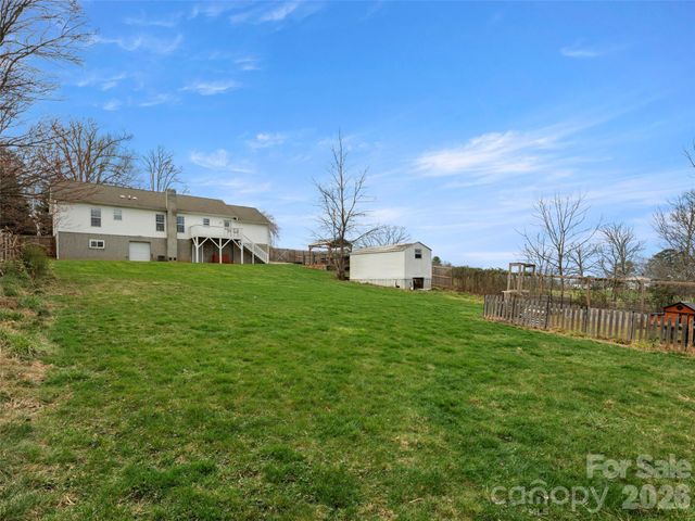 83 Church Street, Weaverville, NC 28787