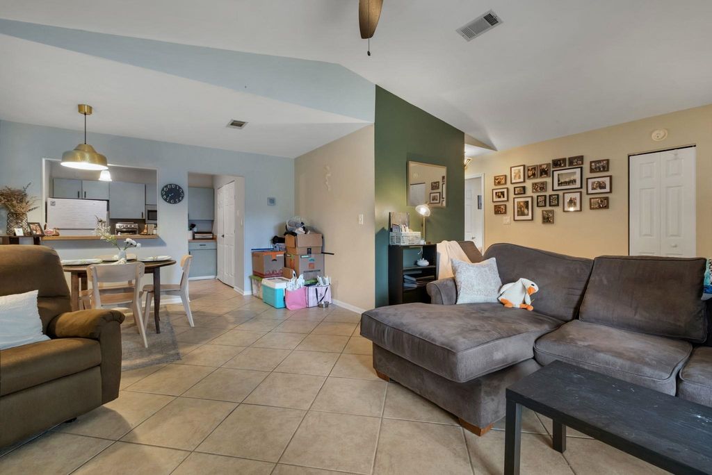 Image 1 of property listing at 1571 Stone Rd Apt 1D, Tallahassee, FL 32303