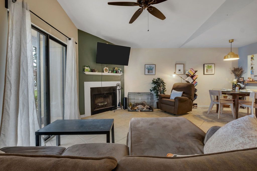 Image 2 of property listing at 1571 Stone Rd Apt 1D, Tallahassee, FL 32303