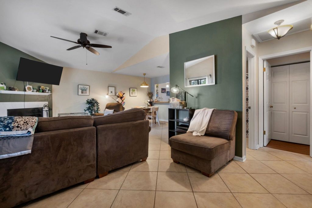 Image 3 of property listing at 1571 Stone Rd Apt 1D, Tallahassee, FL 32303