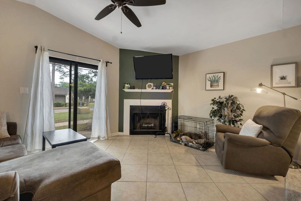 Image 4 of property listing at 1571 Stone Rd Apt 1D, Tallahassee, FL 32303