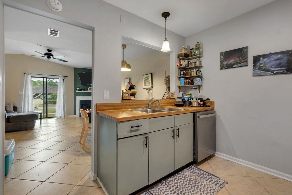 Image 5 of property listing at 1571 Stone Rd Apt 1D, Tallahassee, FL 32303