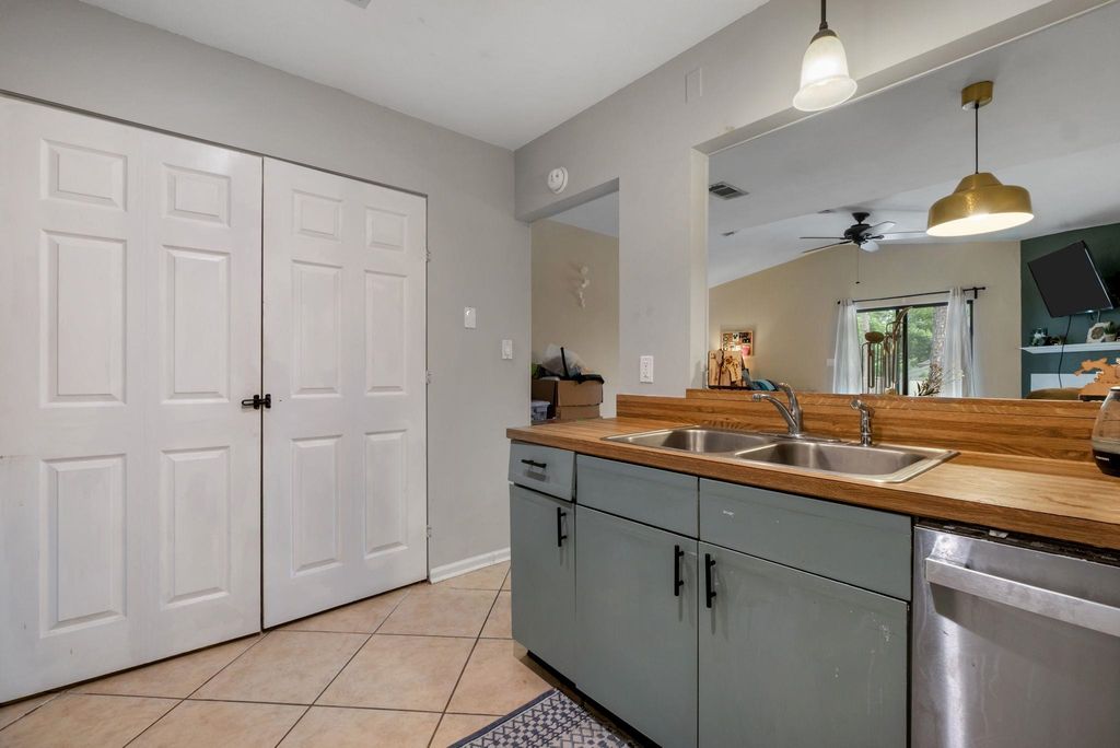 Image 6 of property listing at 1571 Stone Rd Apt 1D, Tallahassee, FL 32303