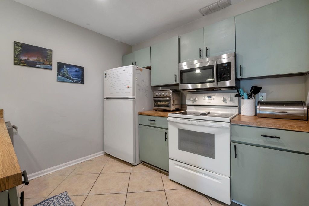 Image 7 of property listing at 1571 Stone Rd Apt 1D, Tallahassee, FL 32303