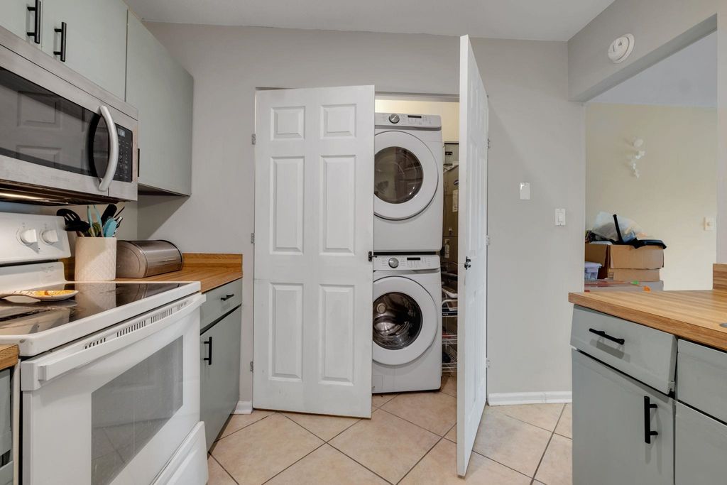 Image 8 of property listing at 1571 Stone Rd Apt 1D, Tallahassee, FL 32303