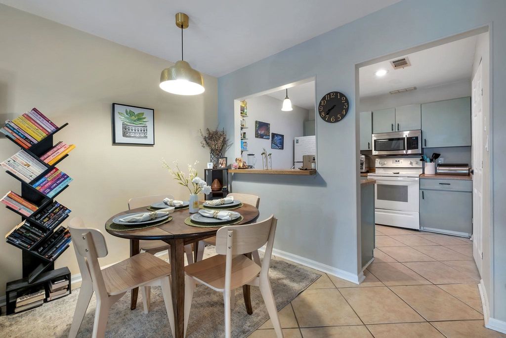 Image 9 of property listing at 1571 Stone Rd Apt 1D, Tallahassee, FL 32303