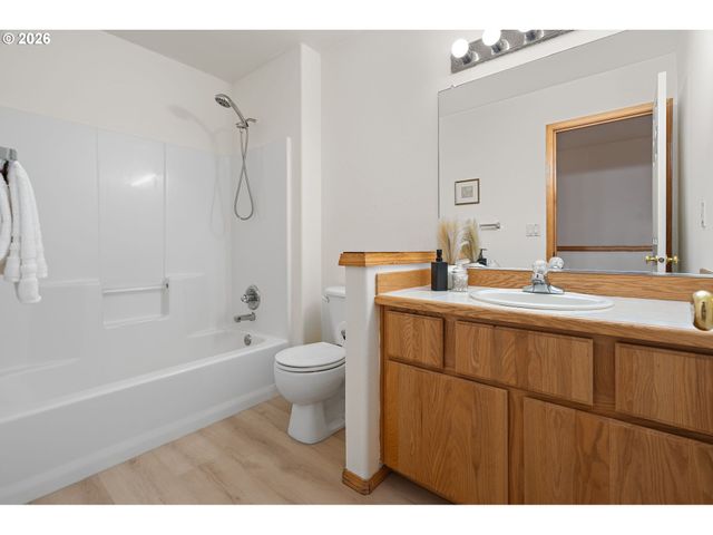 15460 Sw 145TH Ter, Portland, OR 97224