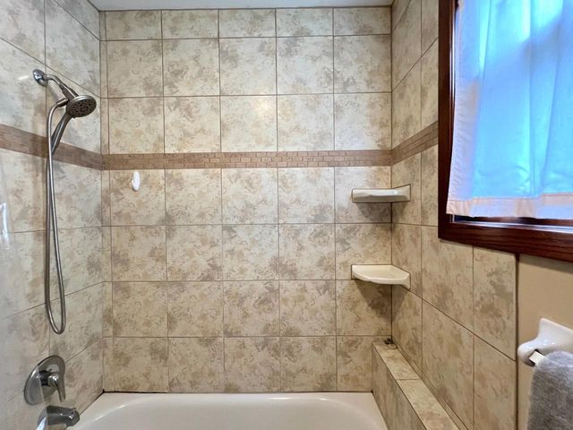 1020 Chatsworth Street N, Saint Paul, MN 55103