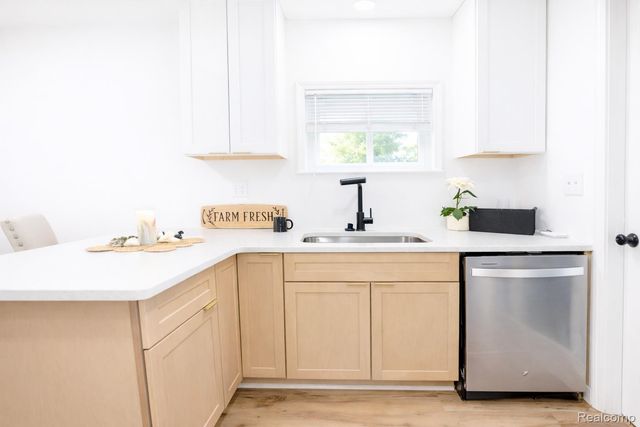 359 Edgewood Place, Ferndale, MI 48220