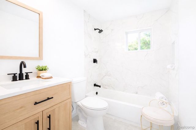 359 Edgewood Place, Ferndale, MI 48220