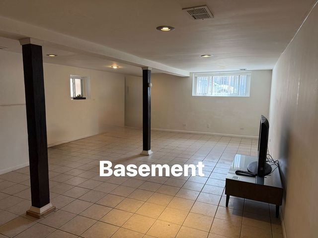 944 W 32nd Street, Chicago, IL 60608