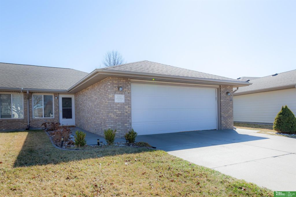 2111 Kingswood Circle, Lincoln, NE 68521